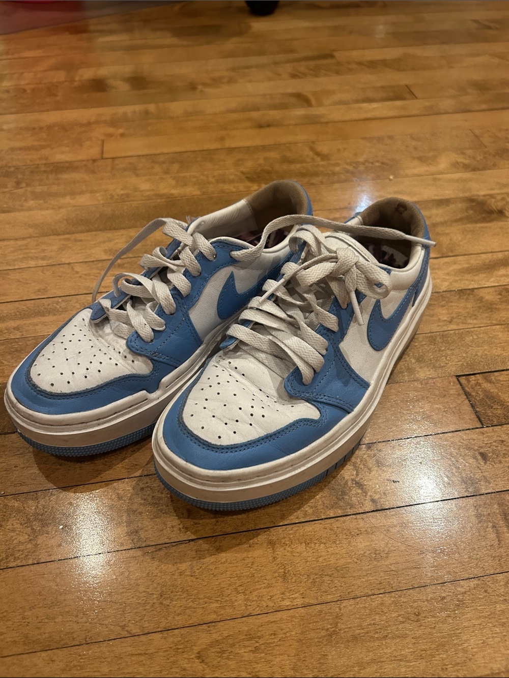 Nike Low-Top Sneaker in White and Light Blue